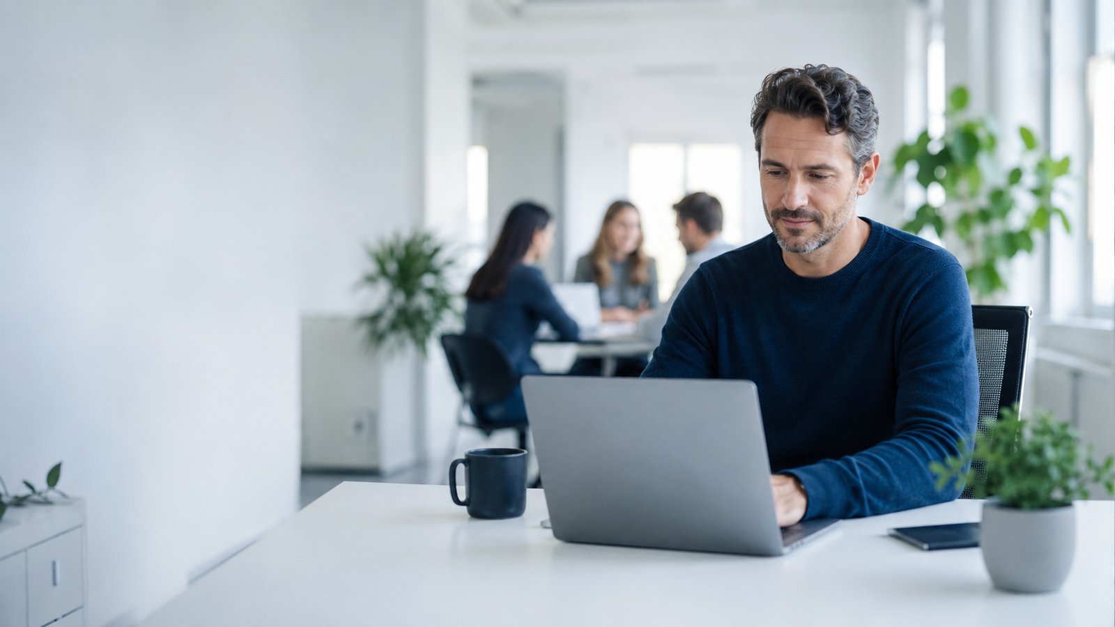 Konzentrierte, ruhige Teamarbeit in einem hellen, modernen Büro